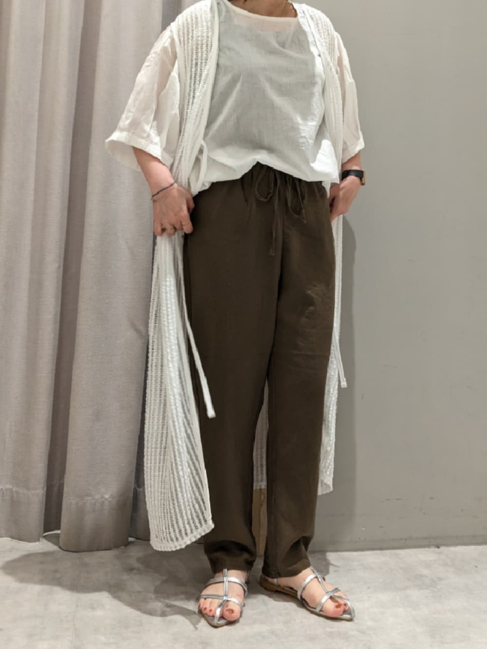 「Melan Cleugeのアイテム（ベスト、ホワイト系）」を使った、てらさん（レディース・153cm）の夏コーディネートの5枚目の写真