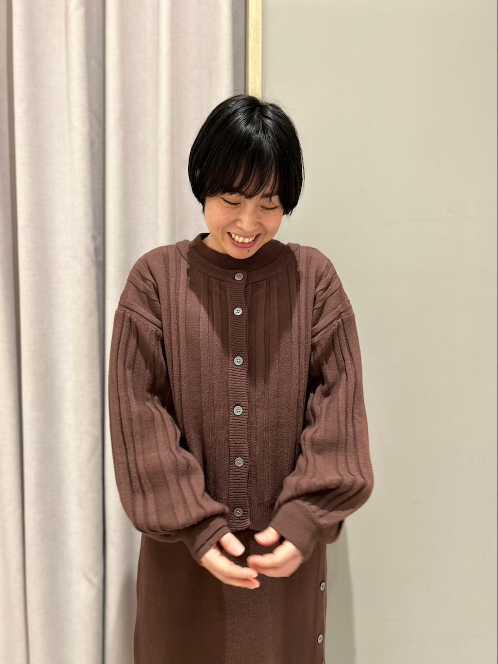 「秋冬コーデ、ニット、大人カジュアル、低身長女子、カーディガン、ニットワンピース、ロングブーツ」｜「Melan Cleugeのアイテム（ニット/セーター、ブラウン系）」を使った、てらさん（レディース・153cm）の秋コーディネートの3枚目の写真