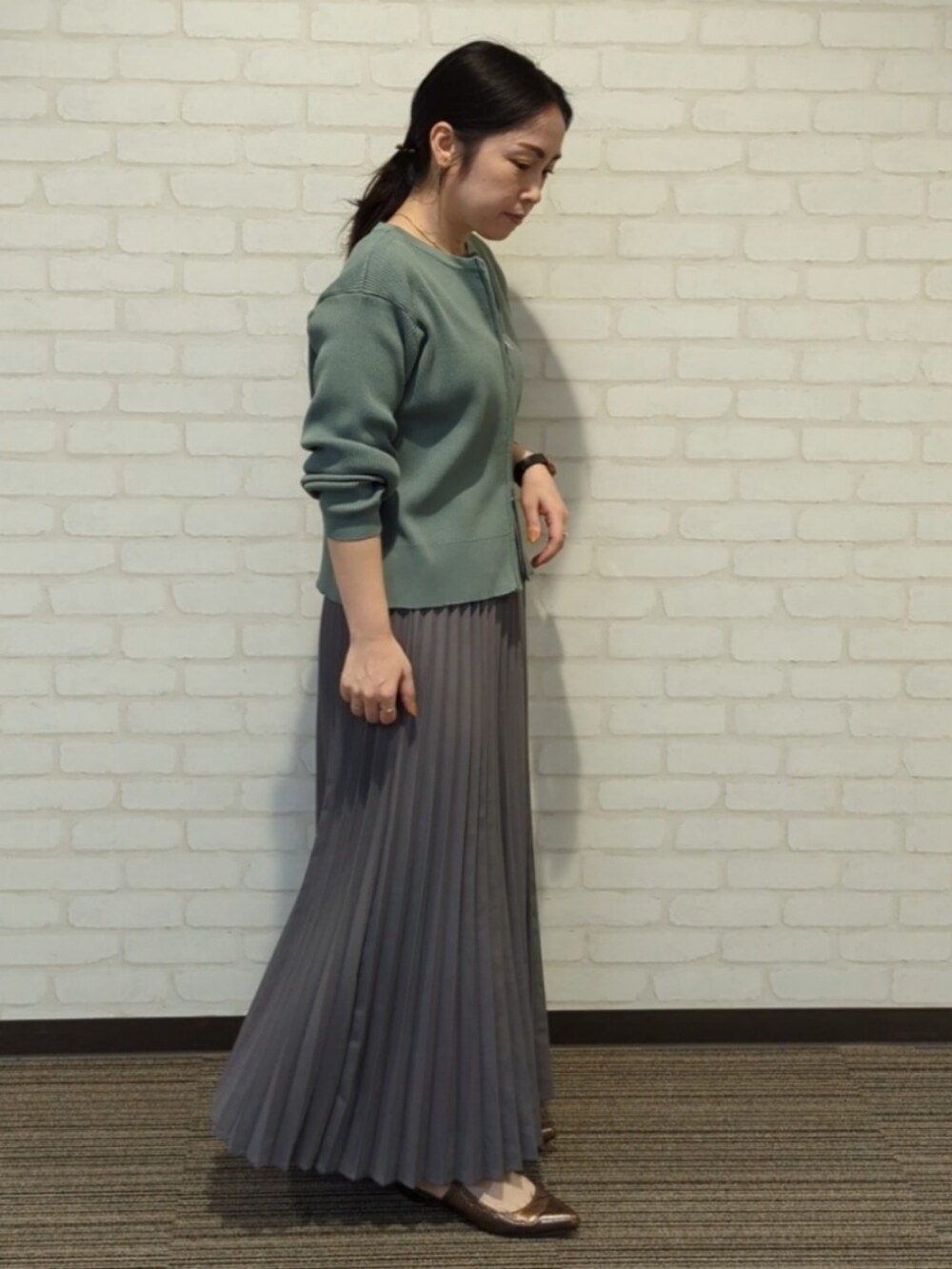 「シンプルコーデ、スカートスタイル、低身長、低身長コーデ、プリーツスカート、lugnoncure」｜「Lugnoncureのアイテム（カーディガン/ボレロ、グリーン系）」を使った、てらさん（レディース・153cm）の秋コーディネートの2枚目の写真