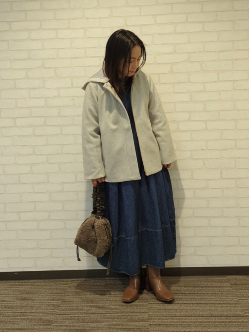 「オトナ女子、お出かけコーデ、きれいめカジュアル、冬アウター、低身長コーデ、デニムワンピース、ワンピーススタイル」｜「Te chichi TERRASSEの◎配色ステッチデニムワンピース（ワンピース、ブルー系）」を使った、てらさん（レディース・153cm）の冬コーディネートの3枚目の写真