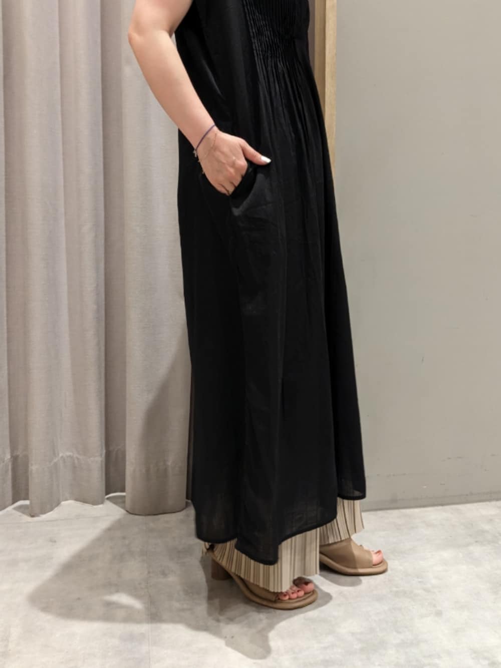「シンプルスタイル、初夏コーデ、夏コーデ、低身長コーデ、大人コーデ、ブラック、ナチュラル、MelanCleuge」｜「Melan Cleugeのアイテム（キャミソール、ブラック系）」を使った、てらさん（レディース・153cm）の夏コーディネートの3枚目の写真