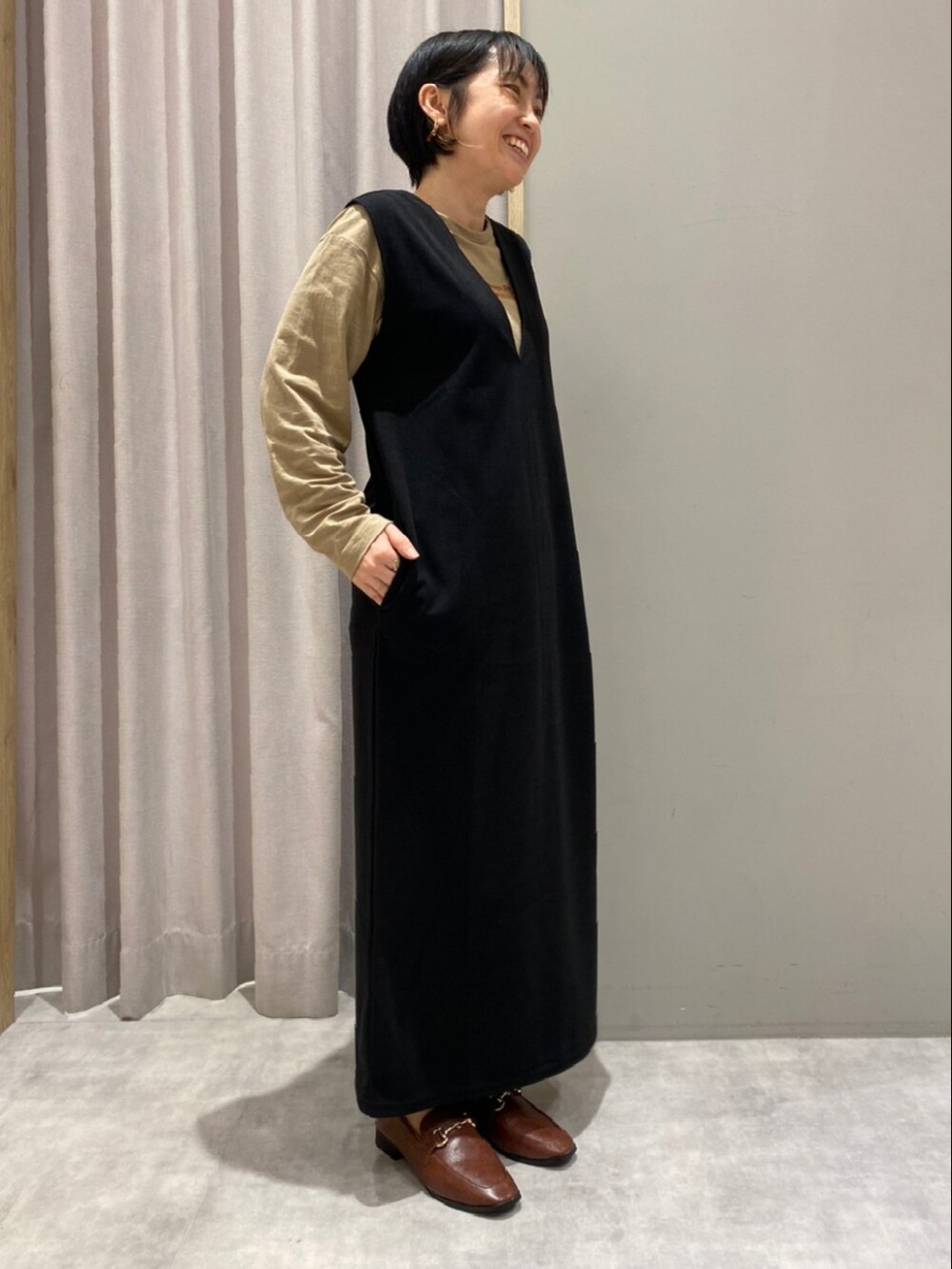 「秋服、シンプルコーデ、オトナカジュアル、低身長女子、ワンピーススタイル、秋服コーデ、大人かわいい」｜「Melan Cleugeのアイテム（Tシャツ/カットソー、ベージュ系）」を使った、てらさん（レディース・153cm）の秋コーディネートの2枚目の写真