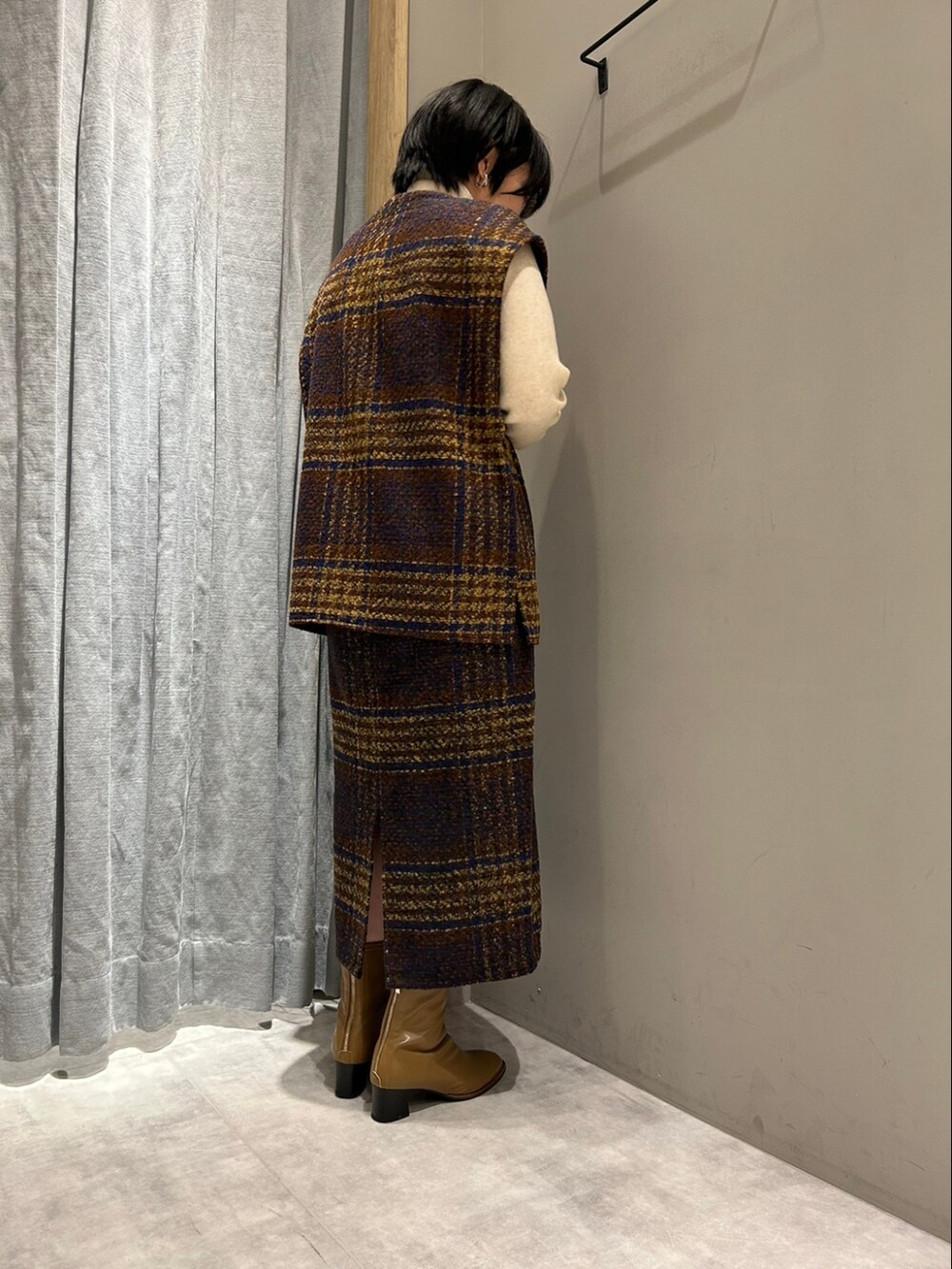 「秋冬コーデ、低身長コーデ、大人かわいい、ブーツ、低身長女子、ベスト、スカート、ブラウン、チェック」｜「Melan Cleugeのアイテム（ニット/セーター、ホワイト系）」を使った、てらさん（レディース・153cm）の冬コーディネートの2枚目の写真