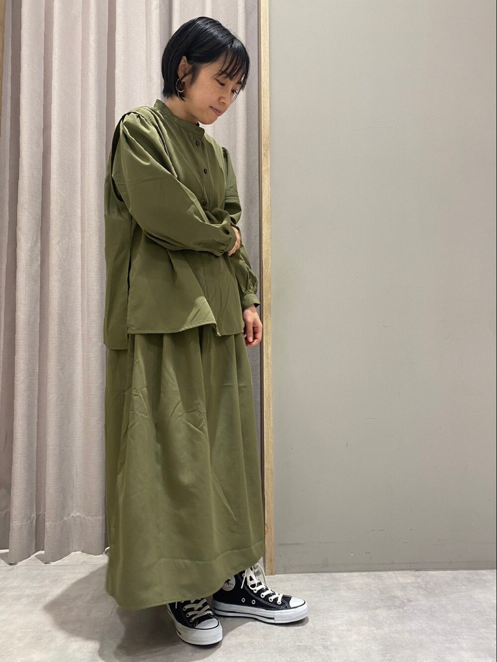 「大人カジュアル、秋服コーデ、ラクチンコーデ、秋コーデ、シンプル、大人女子、低身長コーデ、ワンピース、スニーカーコーデ」｜「Melan Cleugeのアイテム（ワンピース、グリーン系）」を使った、てらさん（レディース・153cm）の秋コーディネートの2枚目の写真