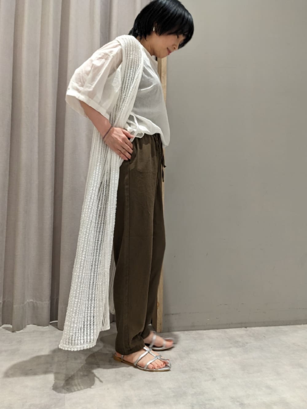 「Melan Cleugeのアイテム（ベスト、ホワイト系）」を使った、てらさん（レディース・153cm）の夏コーディネートの2枚目の写真