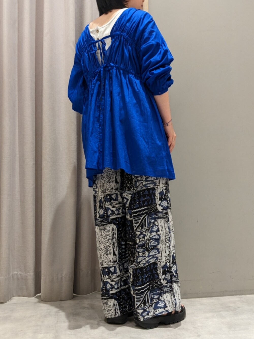 「ゆるコーデ、オトナ女子、ラクチンコーデ、低身長コーデ、パンツスタイル、カジュアル、リラックススタイル、夏服、MelanCleuge」｜「Melan Cleugeのアイテム（シャツ/ブラウス、ブルー系）」を使った、てらさん（レディース・153cm）の夏コーディネートの4枚目の写真
