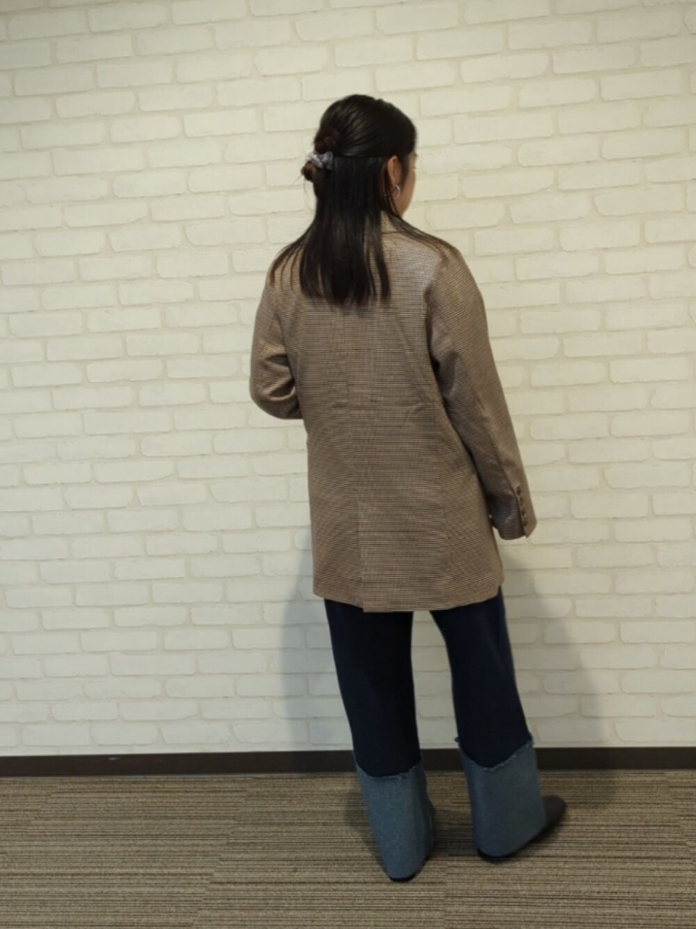 「オトナ女子、大人コーデ、デニムパンツ、ジャケットスタイル、デニム、低身長コーデ、ブーツ」｜「Te chichi TERRASSEのアイテム（テーラードジャケット、ブラウン系）」を使った、てらさん（レディース・153cm）の冬コーディネートの2枚目の写真