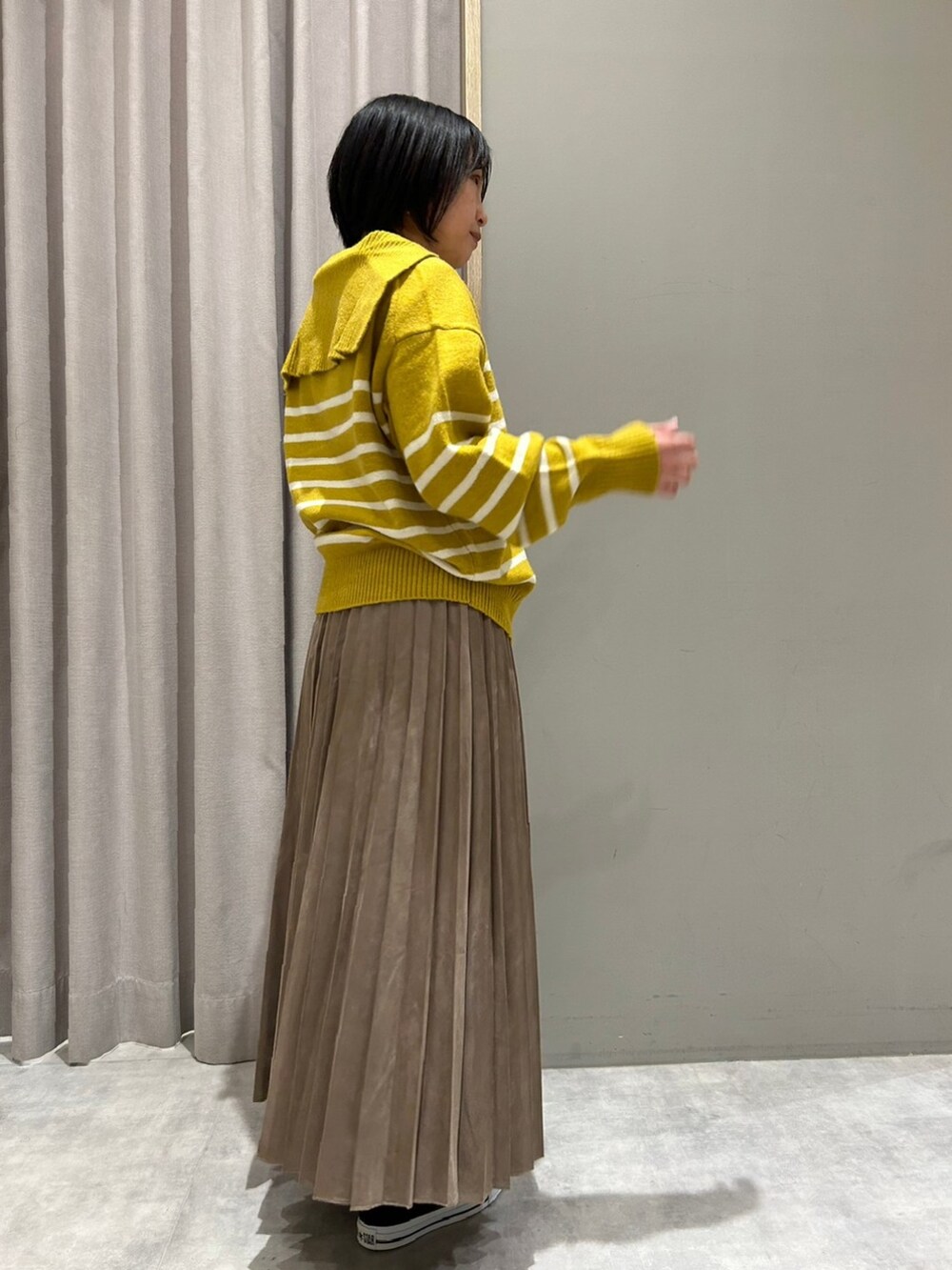 「秋コーデ、大人カジュアル、シンプル、カジュアル、大人女子、秋冬コーデ、セーラーカラー、プリーツスカート」｜「Melan Cleugeのアイテム（ニット/セーター、イエロー系）」を使った、てらさん（レディース・153cm）の秋コーディネートの3枚目の写真