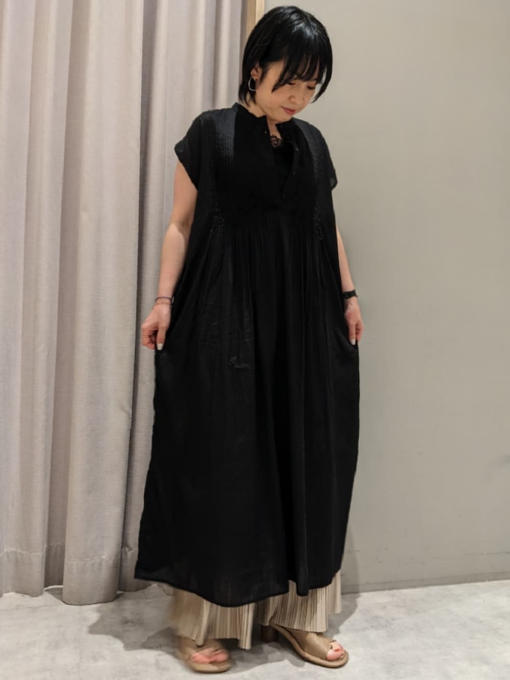 「シンプルスタイル、初夏コーデ、夏コーデ、低身長コーデ、大人コーデ、ブラック、ナチュラル、MelanCleuge」｜「Melan Cleugeのアイテム（キャミソール、ブラック系）」を使った、てらさん（レディース・153cm）の夏コーディネートの2枚目の写真