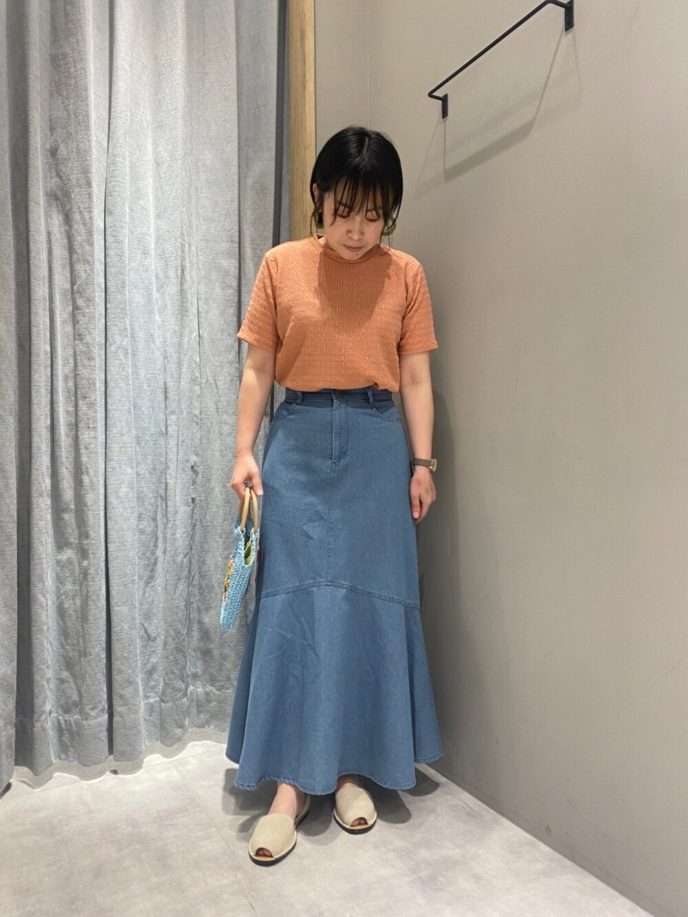 「大人コーデ、大人カジュアル、低身長女子、初夏コーデ、スカート、マーメイドスカート、MelanCleuge」｜「Melan Cleugeのアイテム（Tシャツ/カットソー、オレンジ系）」を使った、てらさん（レディース・153cm）の春コーディネートの2枚目の写真
