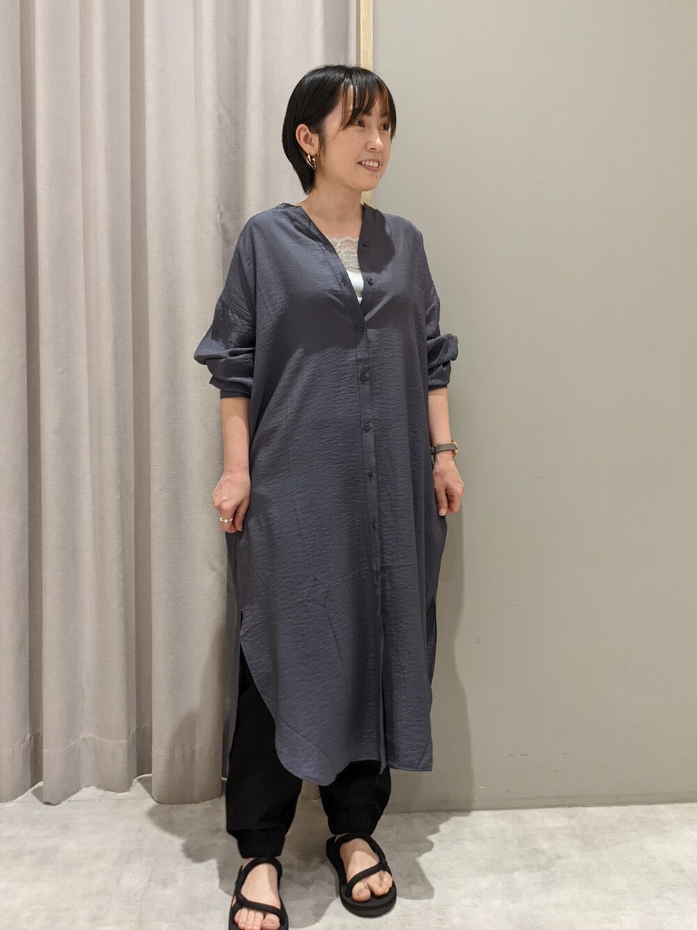 「オトナ女子、パンツスタイル、オトナカジュアル、ワンピーススタイル、低身長コーデ、リラックススタイル、大人女子、ジョガーパンツ、MelanCleuge、mont-bell」｜「Melan Cleugeのアイテム（シャツワンピース、ブルー系）」を使った、てらさん（レディース・153cm）の春コーディネートの4枚目の写真