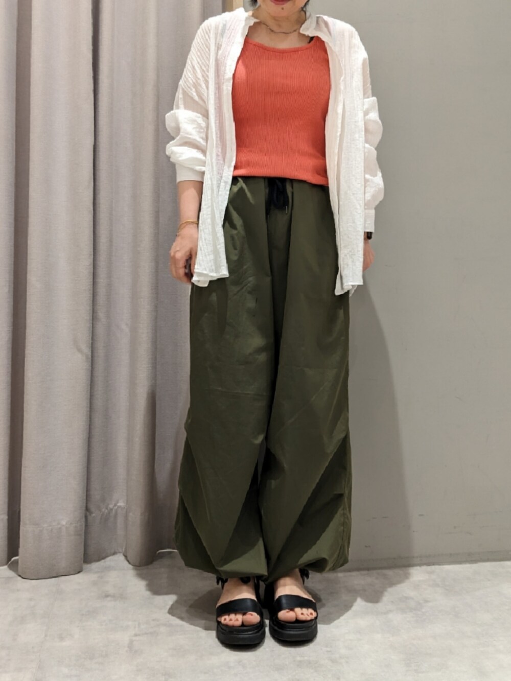 「大人コーデ、カジュアルコーデ、初夏コーデ、今日のコーデ、ゆるコーデ、大人かわいい、低身長コーデ、夏コーデ、シャツスタイル、大人カジュアル、MelanCleuge」｜「Melan Cleugeのアイテム（パンツ、グリーン系）」を使った、てらさん（レディース・153cm）の春コーディネートの5枚目の写真