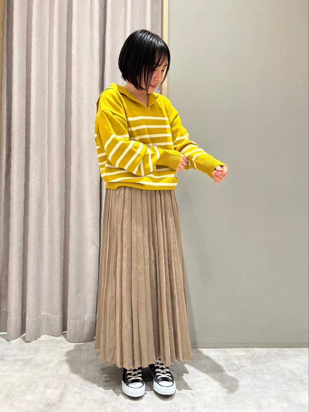 「秋コーデ、大人カジュアル、シンプル、カジュアル、大人女子、秋冬コーデ、セーラーカラー、プリーツスカート」｜「Melan Cleugeのアイテム（ニット/セーター、イエロー系）」を使った、てらさん（レディース・153cm）の秋コーディネートの2枚目の写真