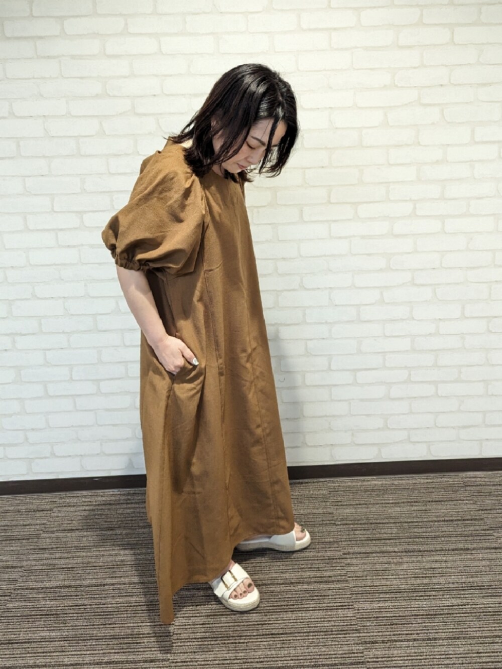 「夏、オトナ女子、夏コーデ、ワンピーススタイル、オトナカワイイ、低身長コーデ、重ね着、キャミワンピ、レース」｜「Te chichi TERRASSEの麻調ボリュームスリーブワンピース（ワンピース、ブラウン系）」を使った、てらさん（レディース・153cm）の春コーディネートの3枚目の写真