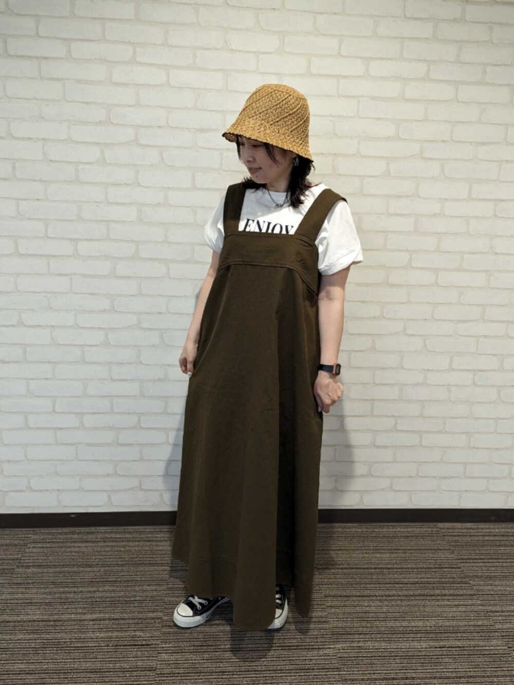 「ロゴT、夏、シンプルコーデ、スニーカー、夏コーデ、ワンピーススタイル、シンプルスタイル、lugnoncure、低身長コーデ」｜「Lugnoncureのペーパー風バケットハット（ハット、ブラウン系）」を使った、てらさん（レディース・153cm）の春コーディネートの4枚目の写真