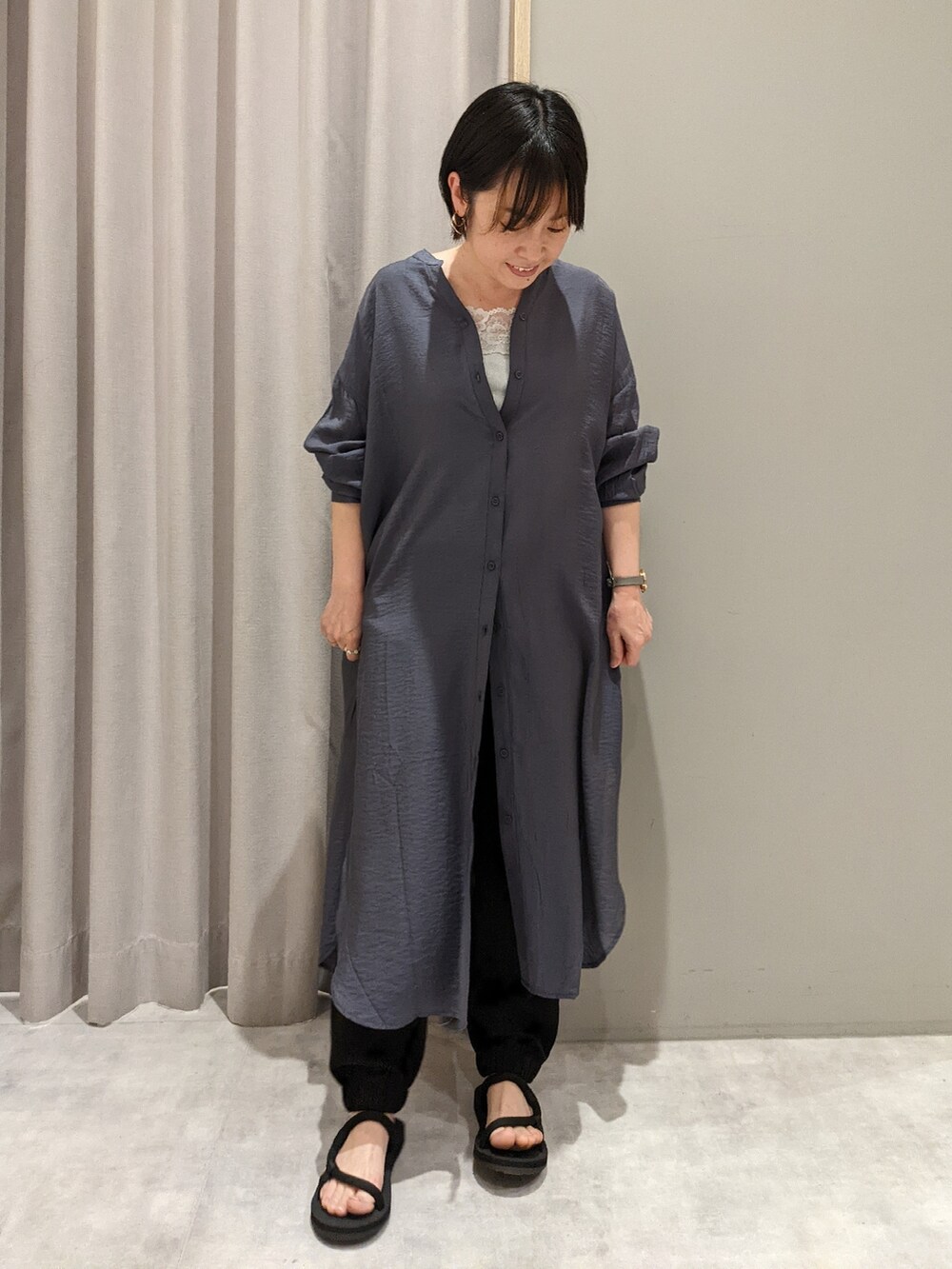 「オトナ女子、パンツスタイル、オトナカジュアル、ワンピーススタイル、低身長コーデ、リラックススタイル、大人女子、ジョガーパンツ、MelanCleuge、mont-bell」｜「Melan Cleugeのアイテム（シャツワンピース、ブルー系）」を使った、てらさん（レディース・153cm）の春コーディネートの2枚目の写真