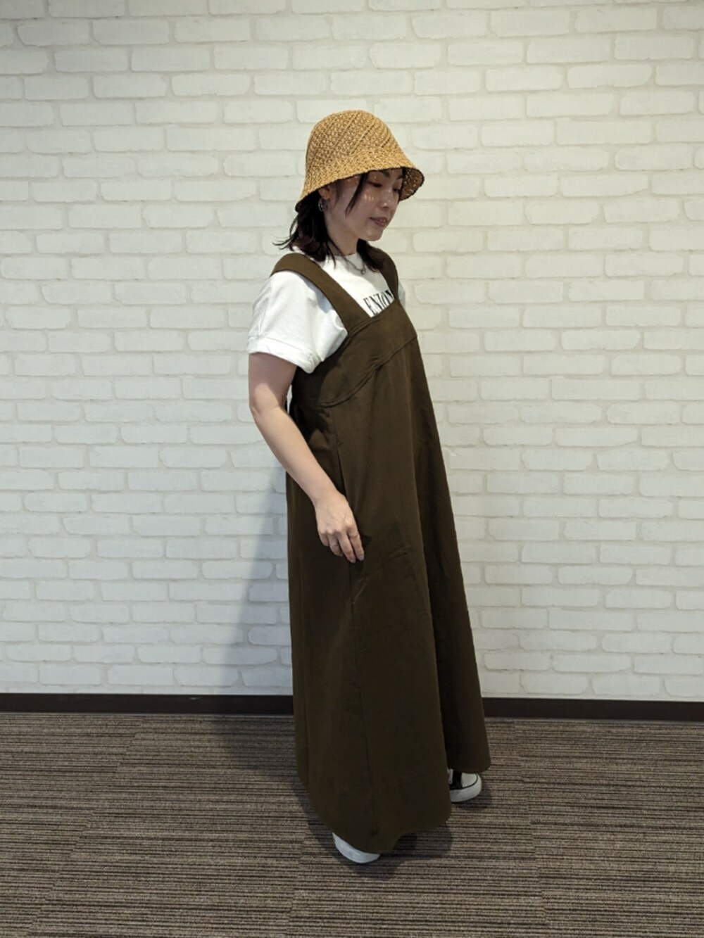 「ロゴT、夏、シンプルコーデ、スニーカー、夏コーデ、ワンピーススタイル、シンプルスタイル、lugnoncure、低身長コーデ」｜「Lugnoncureのペーパー風バケットハット（ハット、ブラウン系）」を使った、てらさん（レディース・153cm）の春コーディネートの3枚目の写真