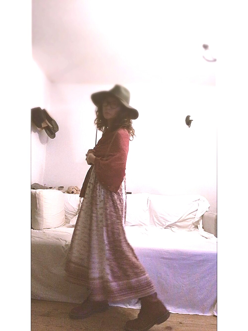 ピンク系のワンピース、グリーン系のハットを着用したレディースの春コーディネートの2枚目の写真