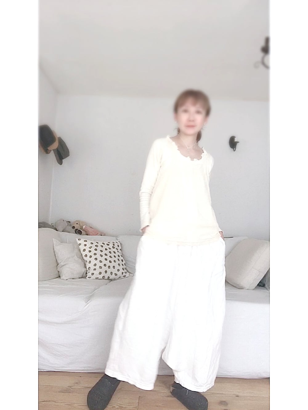 ホワイト系のキャミソール、ホワイト系のTシャツ/カットソー、ホワイト系のパンツを着用したレディースの春コーディネートの2枚目の写真