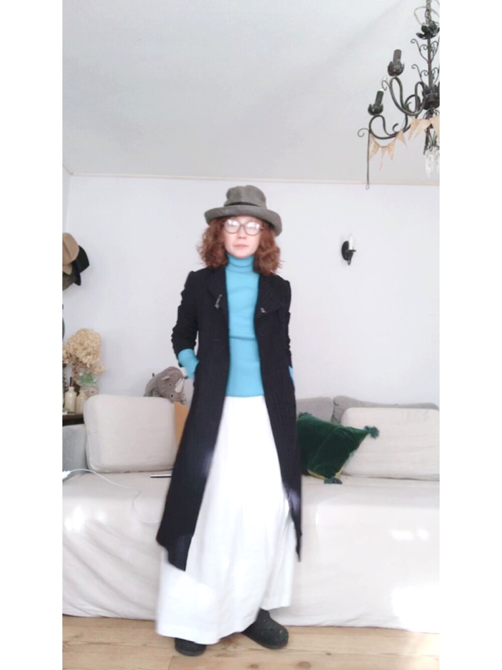 その他のバッグ、ブルー系のジャケット/アウター、ホワイト系のスカートを着用したレディースの秋コーディネートの3枚目の写真