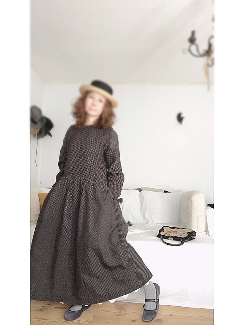 ブラック系のワンピース/ドレス、グレー系のバレエシューズ、ベージュ系の帽子を着用したレディースの春コーディネートの2枚目の写真