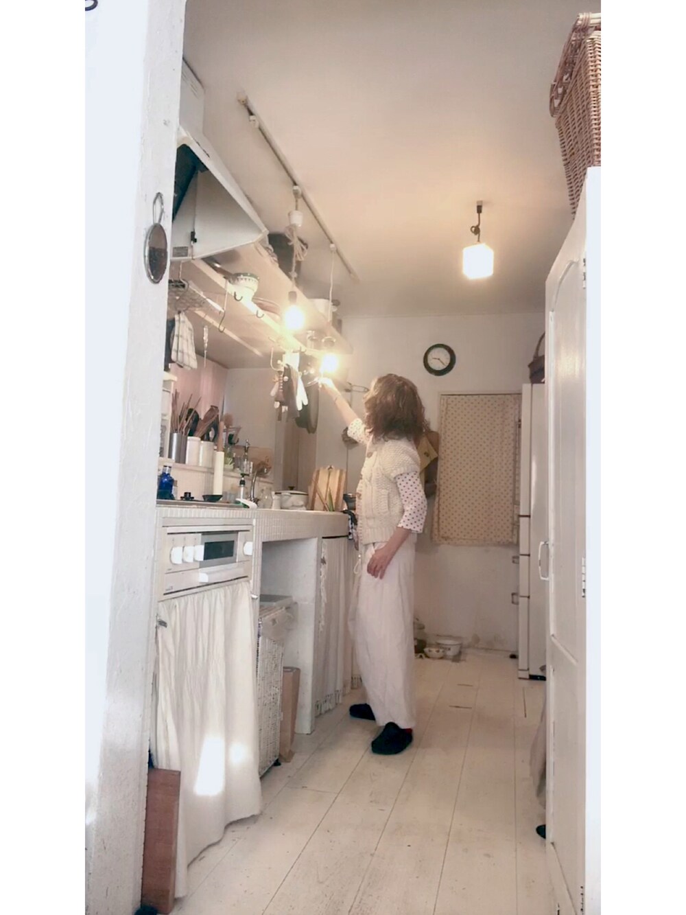 グレー系のサンダル、ホワイト系のパンツ、レッド系のTシャツ/カットソーを着用したレディースの冬コーディネートの3枚目の写真