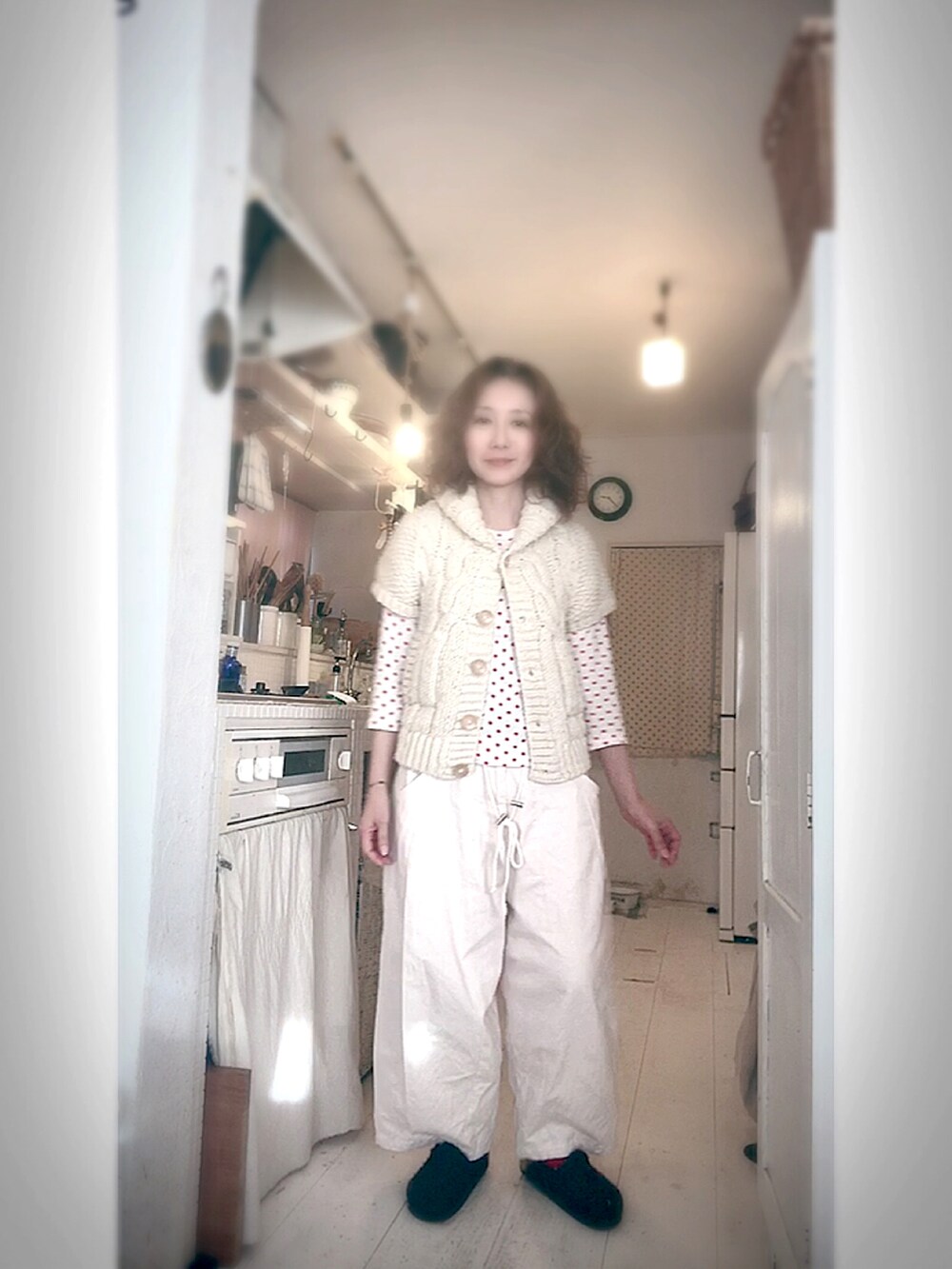 グレー系のサンダル、ホワイト系のパンツ、レッド系のTシャツ/カットソーを着用したレディースの冬コーディネートの2枚目の写真