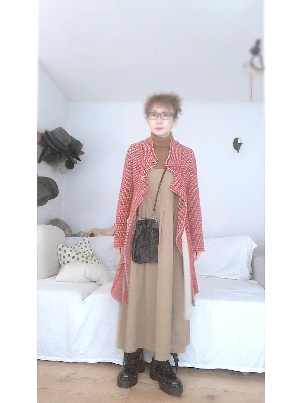 ベージュ系のワンピース/ドレス、ベージュ系のニット/セーター、ブラック系のブーツを着用したレディースの秋コーディネートの2枚目の写真