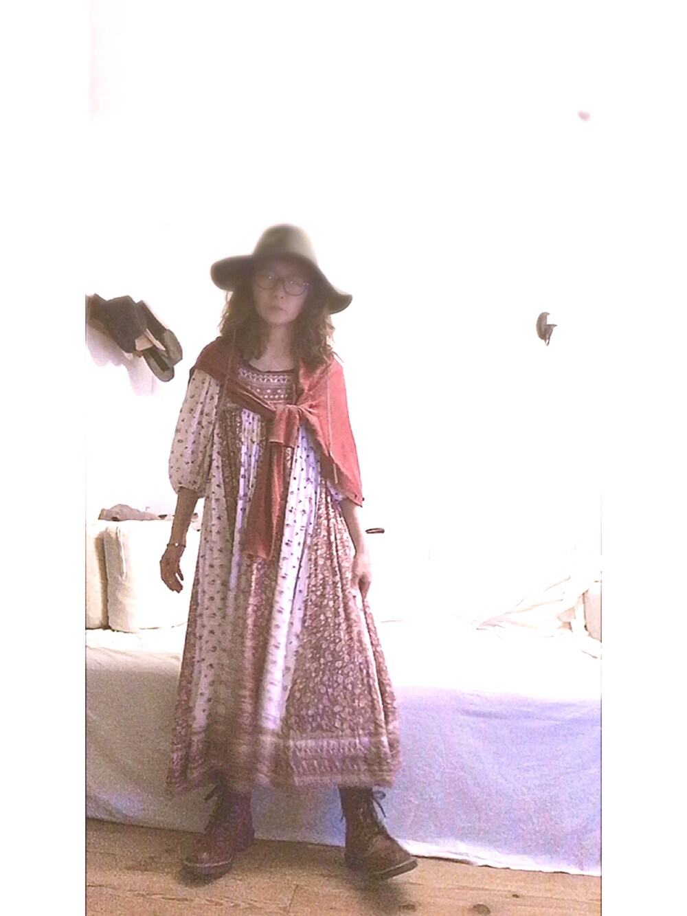 ピンク系のワンピース、グリーン系のハットを着用したレディースの春コーディネートの3枚目の写真