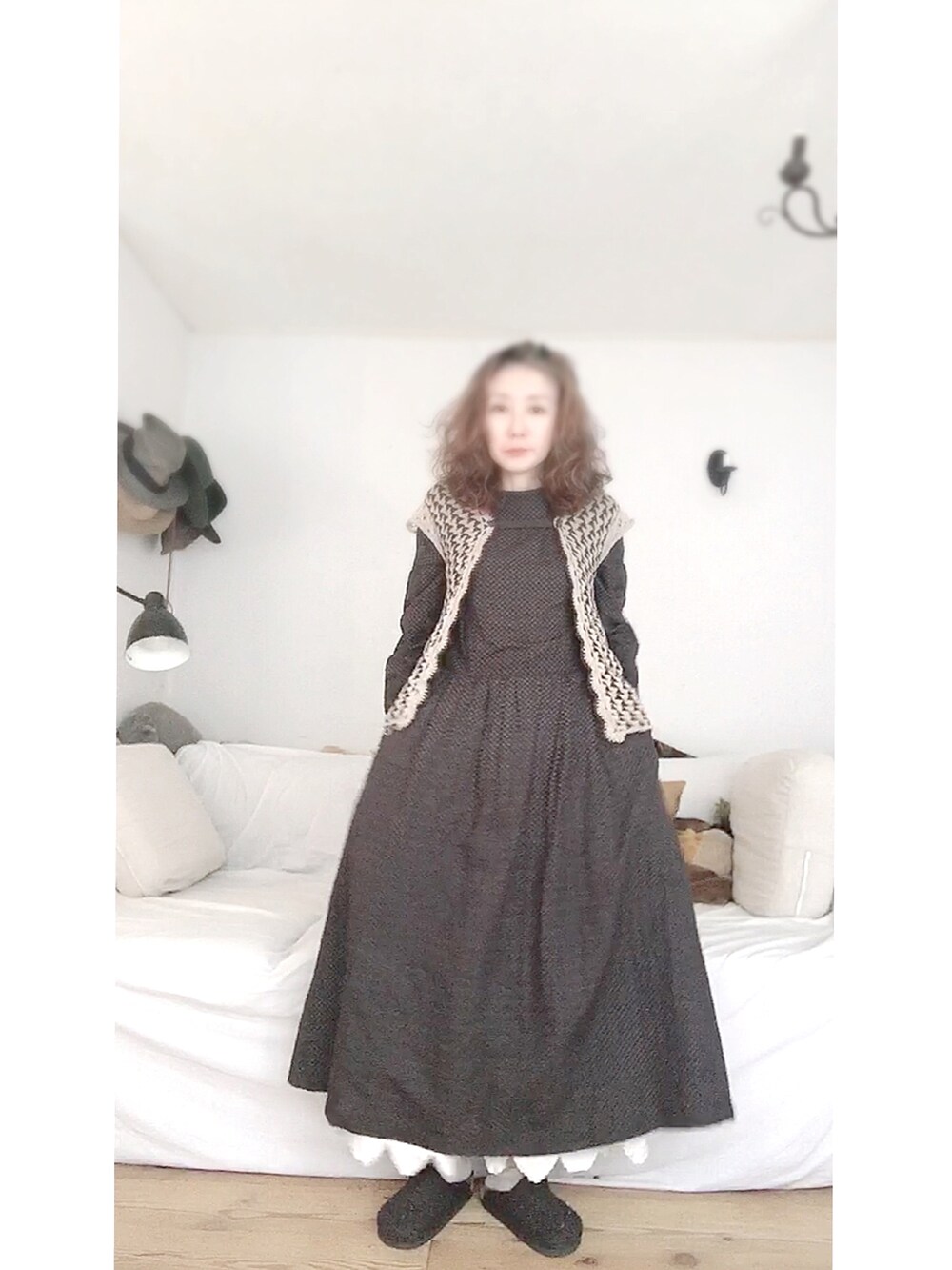 ブラック系のワンピース/ドレス、ベージュ系のベストを着用したレディースの春コーディネートの2枚目の写真