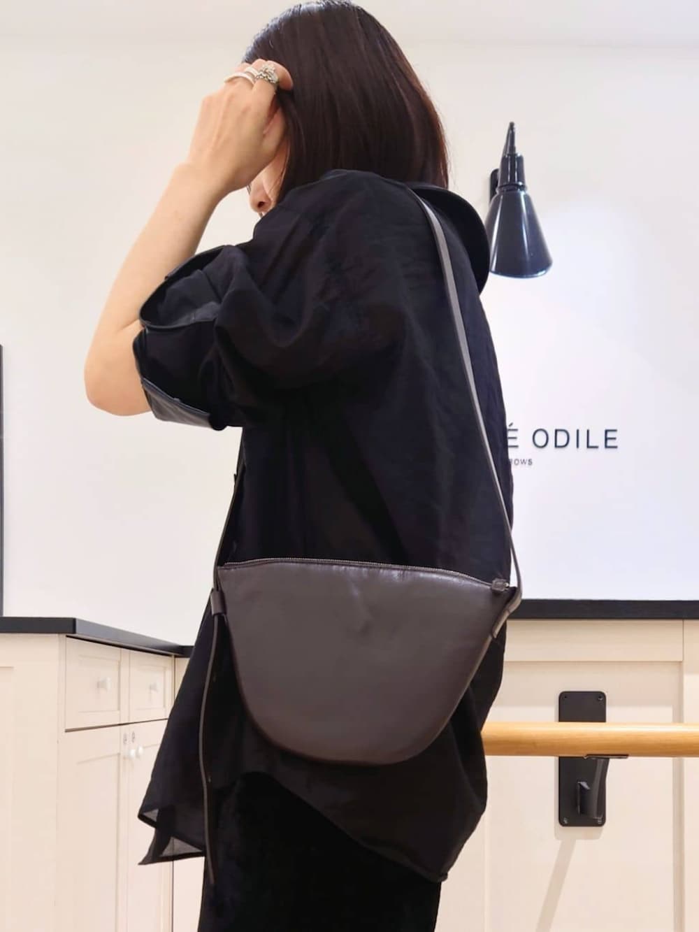 レッド系のローファーを着用したレディースの秋コーディネートの5枚目の写真