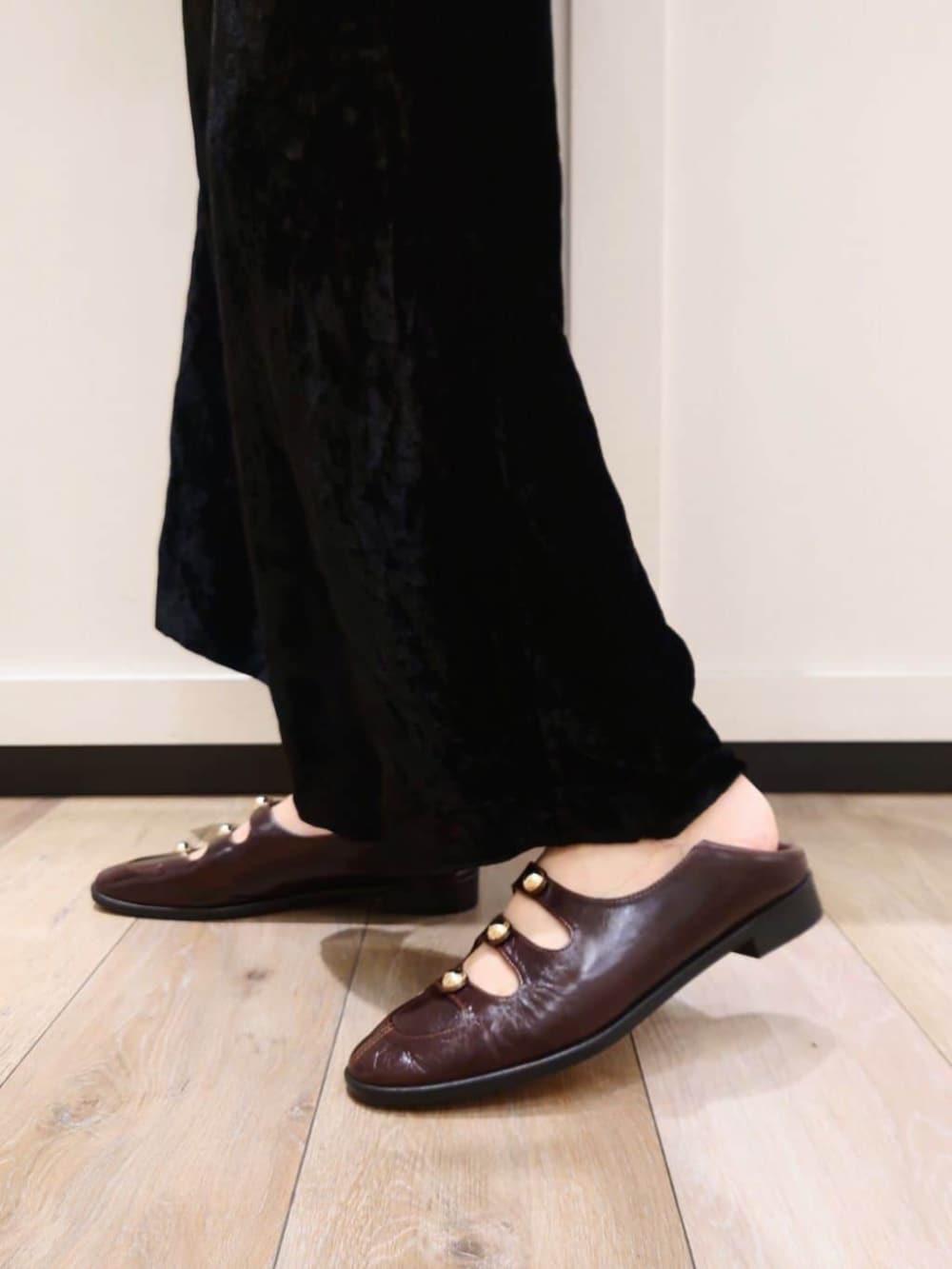 レッド系のローファーを着用したレディースの秋コーディネートの4枚目の写真