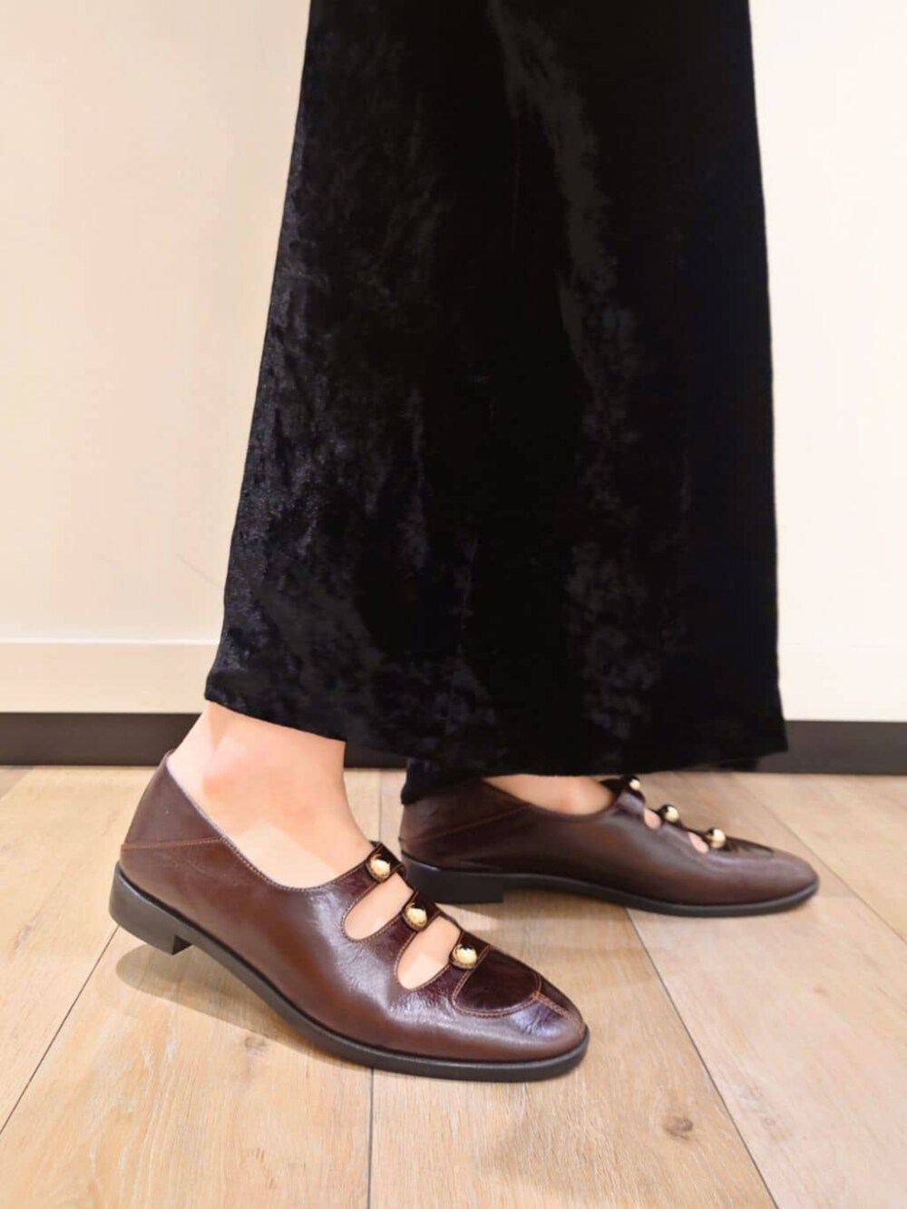 レッド系のローファーを着用したレディースの秋コーディネートの3枚目の写真