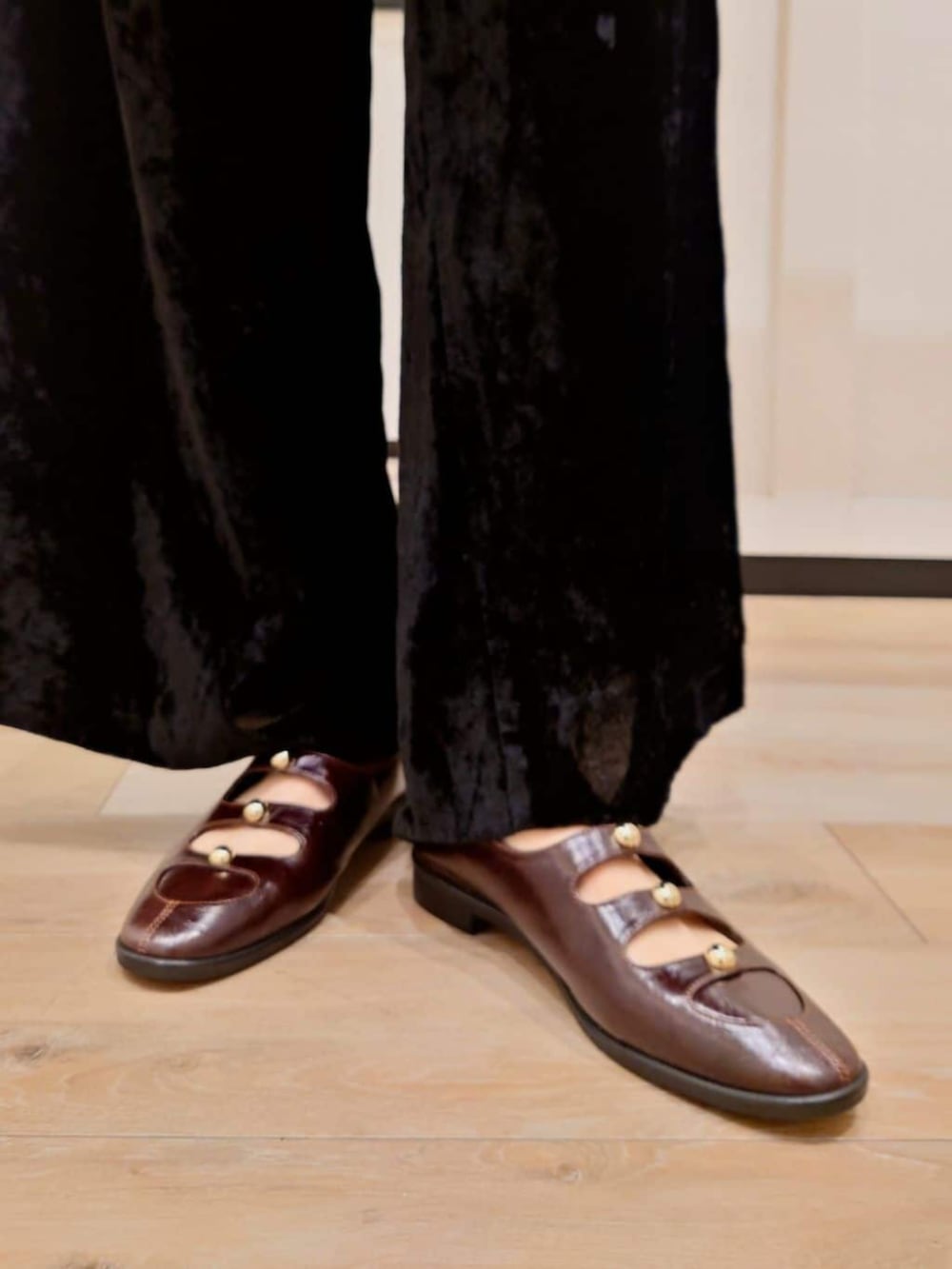 レッド系のローファーを着用したレディースの秋コーディネートの2枚目の写真