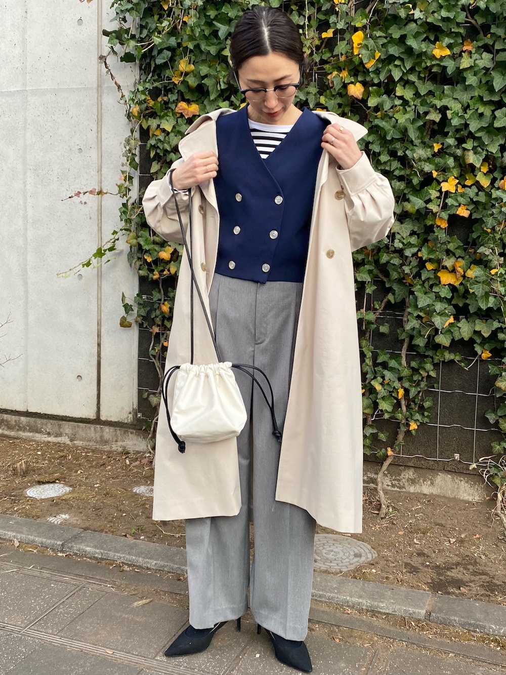 グレー系のその他パンツ、ブルー系のカーディガン/ボレロ、ブラック系のTシャツ/カットソーを着用したレディースの冬コーディネートの2枚目の写真