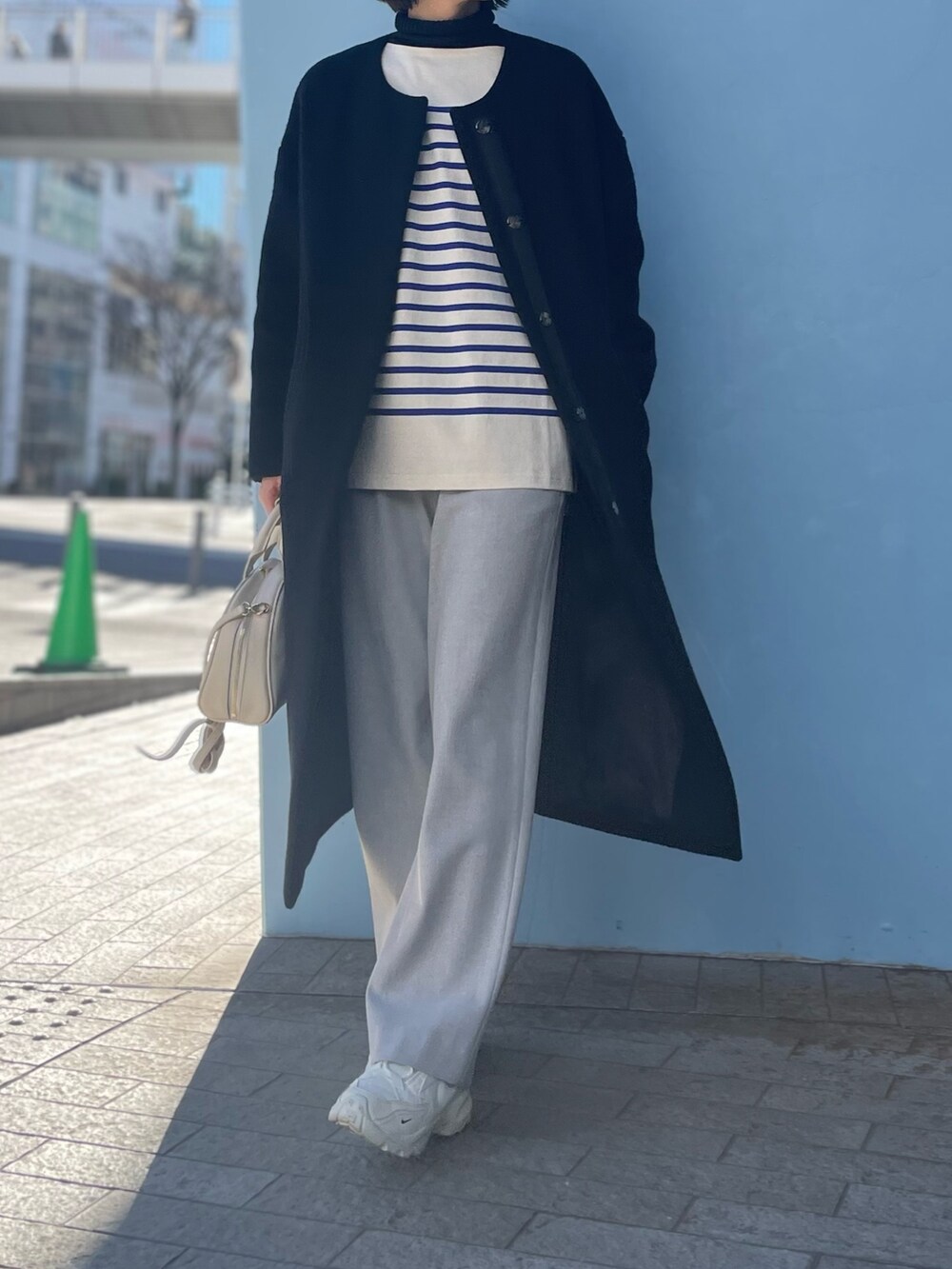 「大人カジュアル、今日のコーデ、冬コーデ、きれいめカジュアル、あったかコーデ、タートルネック、高身長女子、ママファッション、高身長コーデ、オトナ女子」｜「NOLLEY’Sのダブルクロス・ロングコート（その他アウター、ブラック系）」を使った、nol yuuuさん（レディース・166cm）の冬コーディネートの4枚目の写真