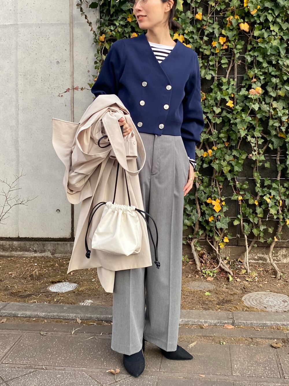 グレー系のその他パンツ、ブルー系のカーディガン/ボレロ、ブラック系のTシャツ/カットソーを着用したレディースの冬コーディネートの7枚目の写真