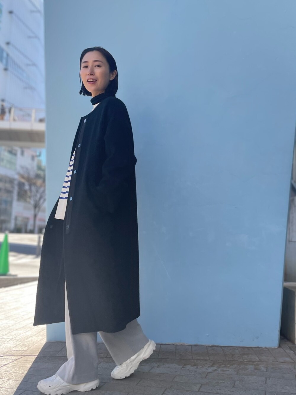 「大人カジュアル、今日のコーデ、冬コーデ、きれいめカジュアル、あったかコーデ、タートルネック、高身長女子、ママファッション、高身長コーデ、オトナ女子」｜「NOLLEY’Sのダブルクロス・ロングコート（その他アウター、ブラック系）」を使った、nol yuuuさん（レディース・166cm）の冬コーディネートの3枚目の写真