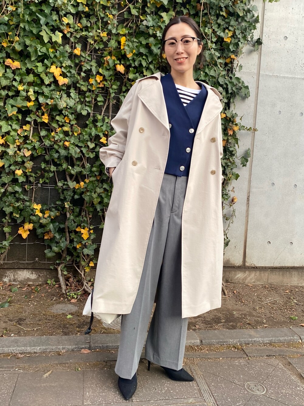 グレー系のその他パンツ、ブルー系のカーディガン/ボレロ、ブラック系のTシャツ/カットソーを着用したレディースの冬コーディネートの5枚目の写真