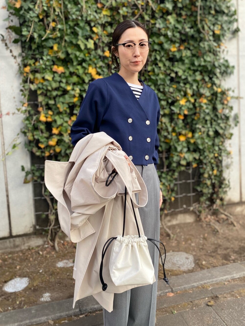 グレー系のその他パンツ、ブルー系のカーディガン/ボレロ、ブラック系のTシャツ/カットソーを着用したレディースの冬コーディネートの6枚目の写真