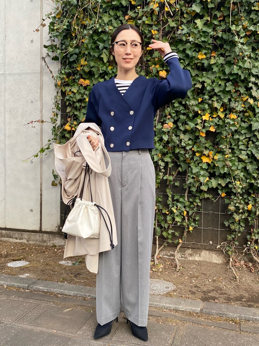 グレー系のその他パンツ、ブルー系のカーディガン/ボレロ、ブラック系のTシャツ/カットソーを着用したレディースの冬コーディネートの4枚目の写真