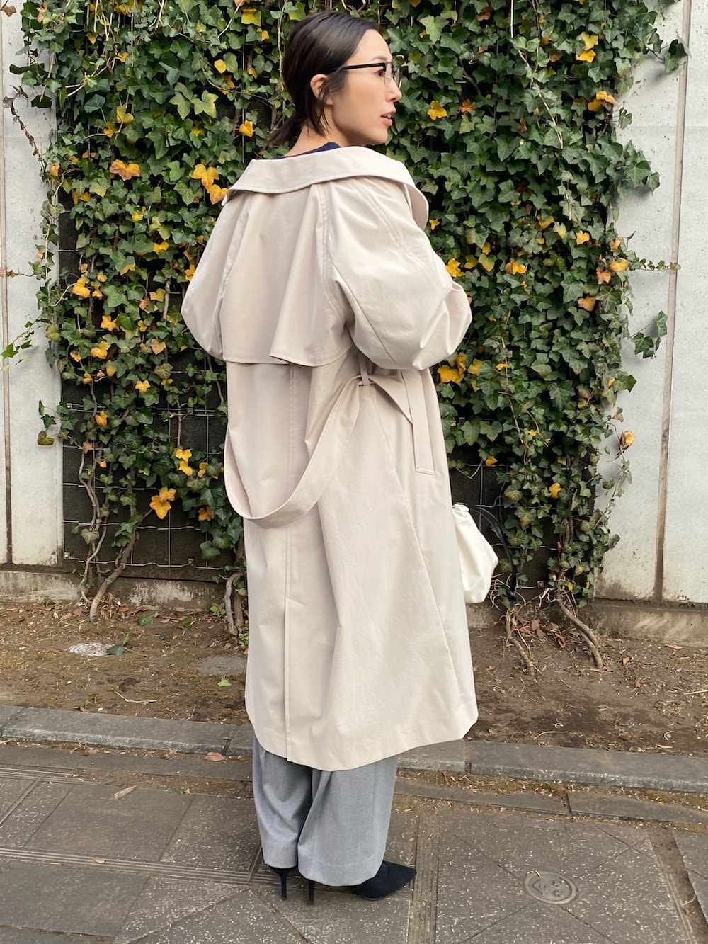 グレー系のその他パンツ、ブルー系のカーディガン/ボレロ、ブラック系のTシャツ/カットソーを着用したレディースの冬コーディネートの3枚目の写真