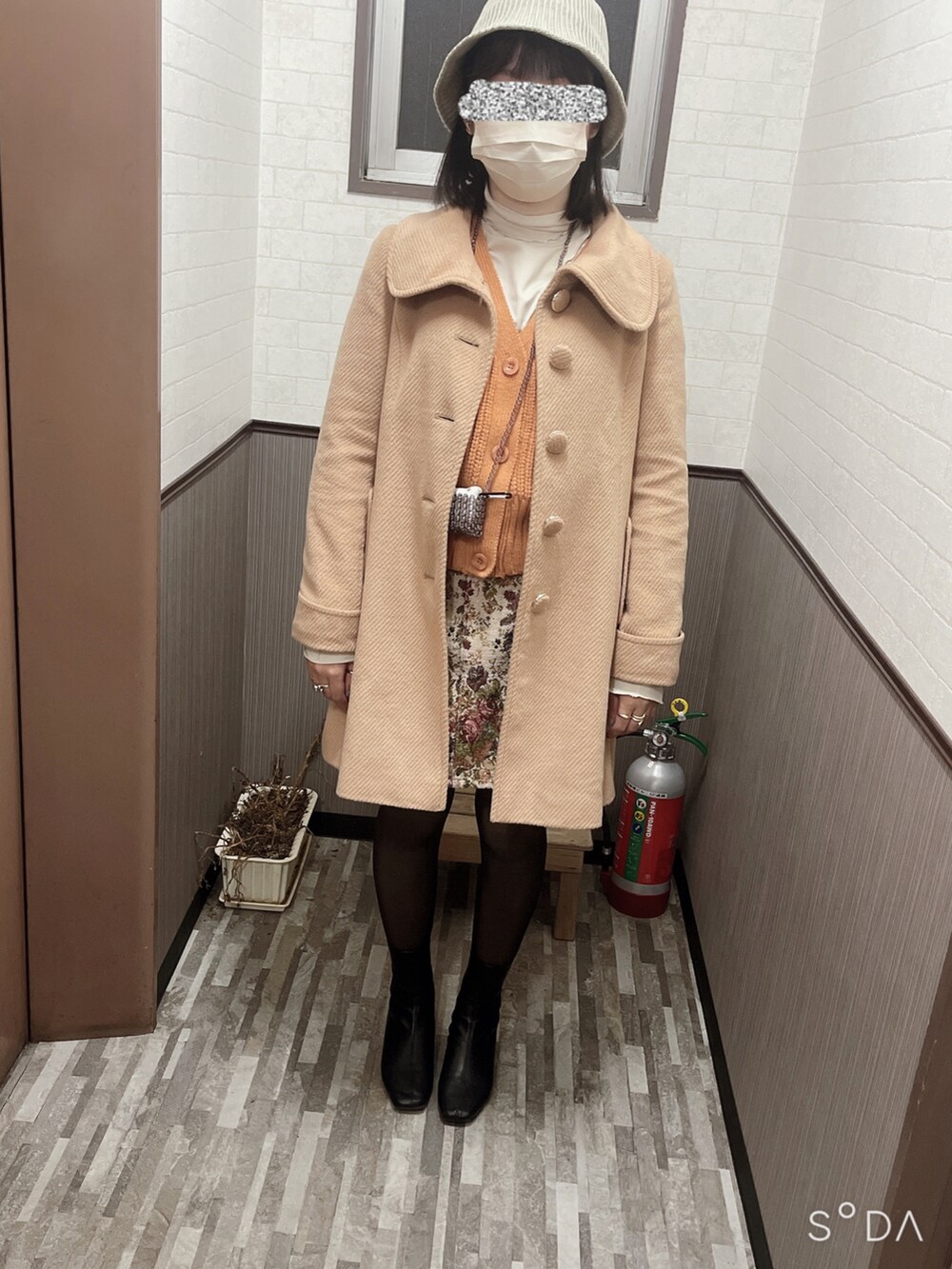 ブラック系のトートバッグ、ブラック系のシューズ、ベージュ系のスカートを着用したレディースの冬コーディネートの2枚目の写真