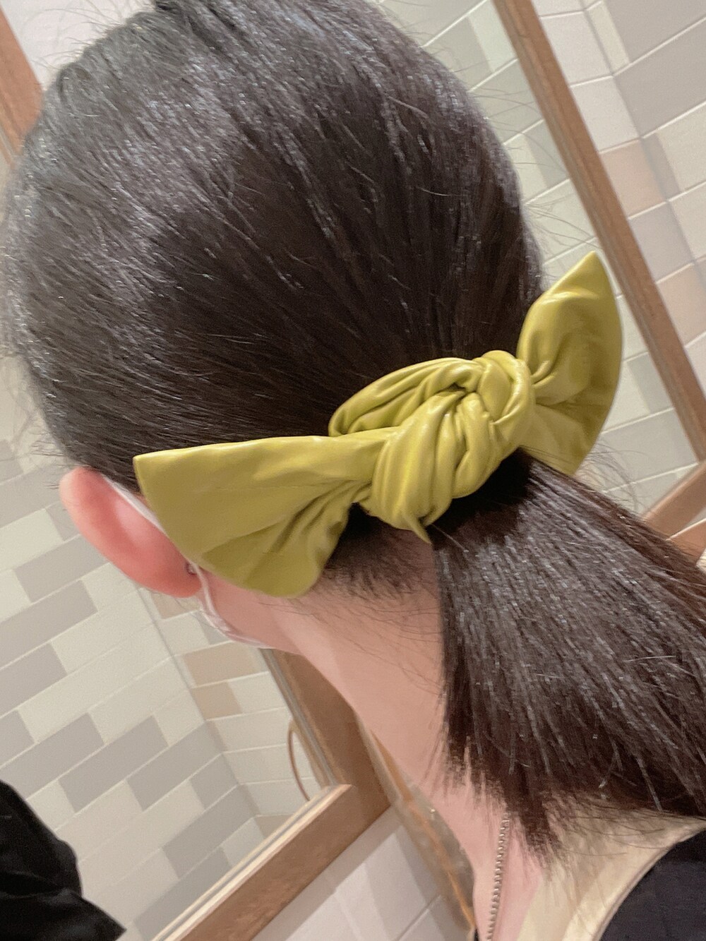 ブラック系のTシャツ/カットソー、ベージュ系のトートバッグ、ブラウン系のデニムパンツを着用したレディースの夏コーディネートの2枚目の写真