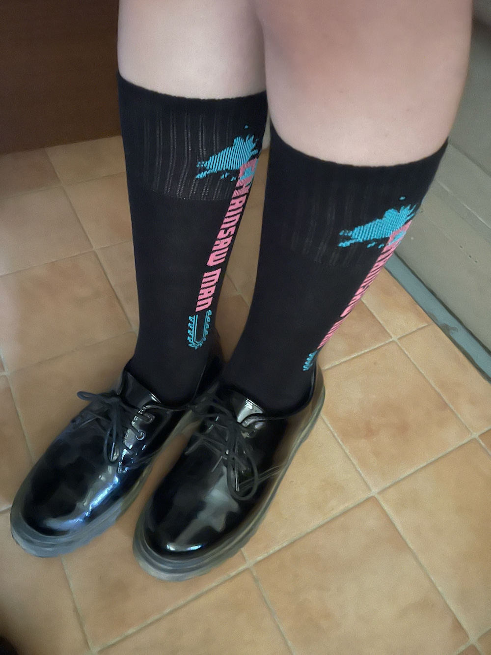 ブラウン系のニット/セーター、ピンク系のセットアップ、ベージュ系のスカートを着用したレディースの冬コーディネートの2枚目の写真