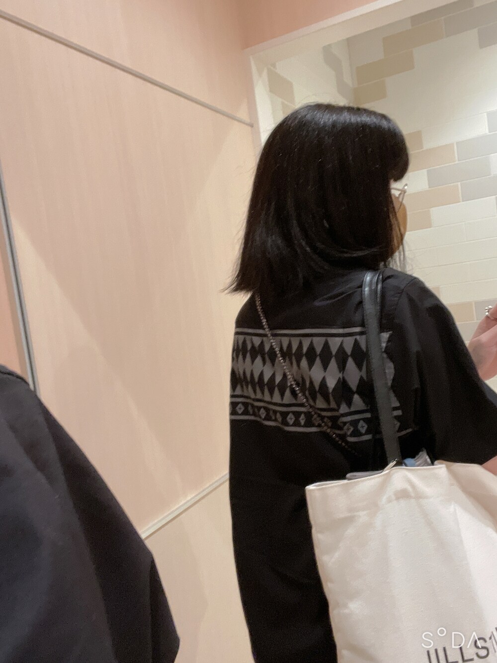 ホワイト系のサンダル、ホワイト系のスカート、ブラック系のキャミソールを着用したレディースの夏コーディネートの2枚目の写真