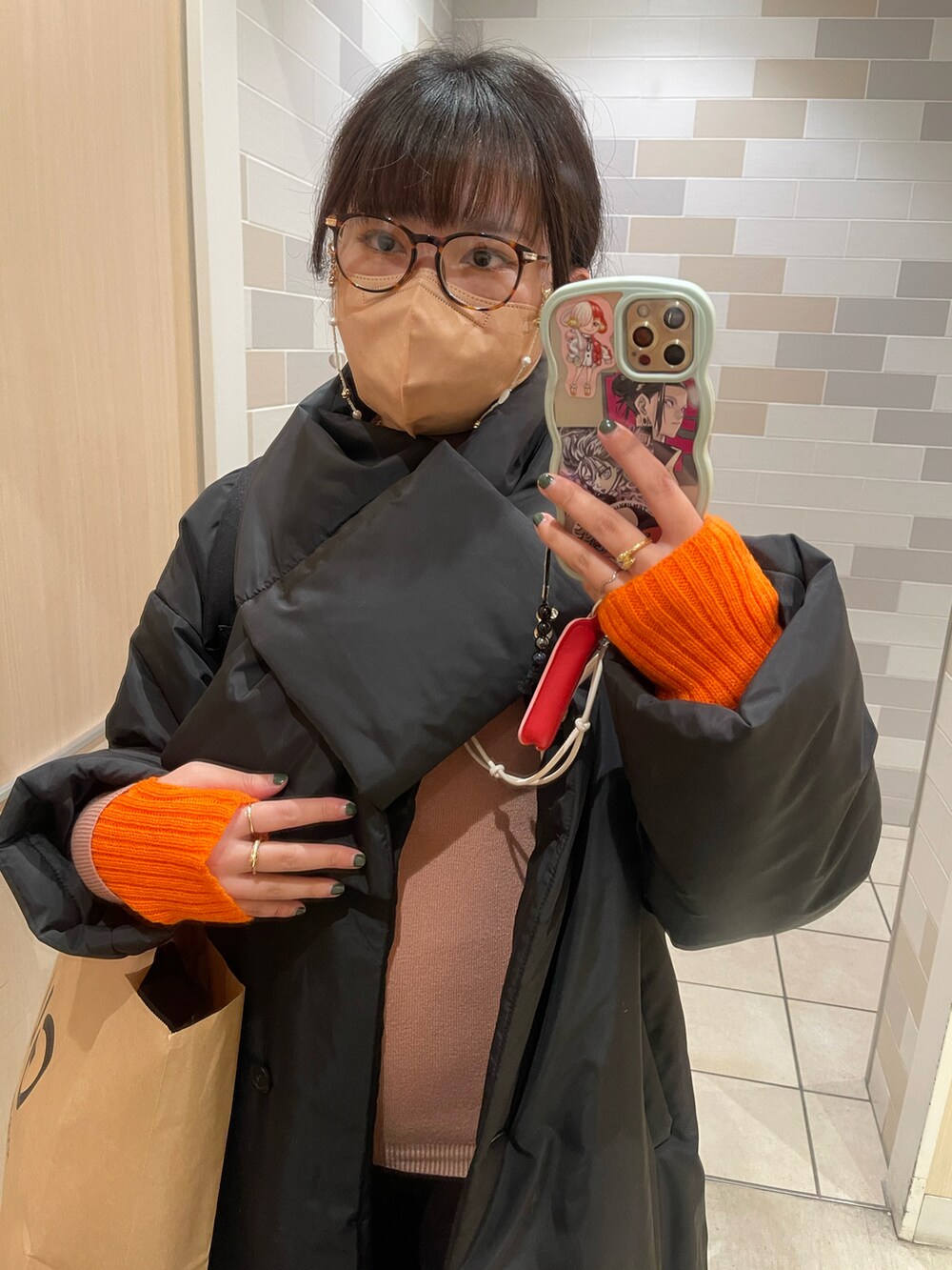 ブラック系のブーツ、ブラック系のダウンジャケット/コート、ブラウン系のその他パンツを着用したレディースの冬コーディネートの2枚目の写真