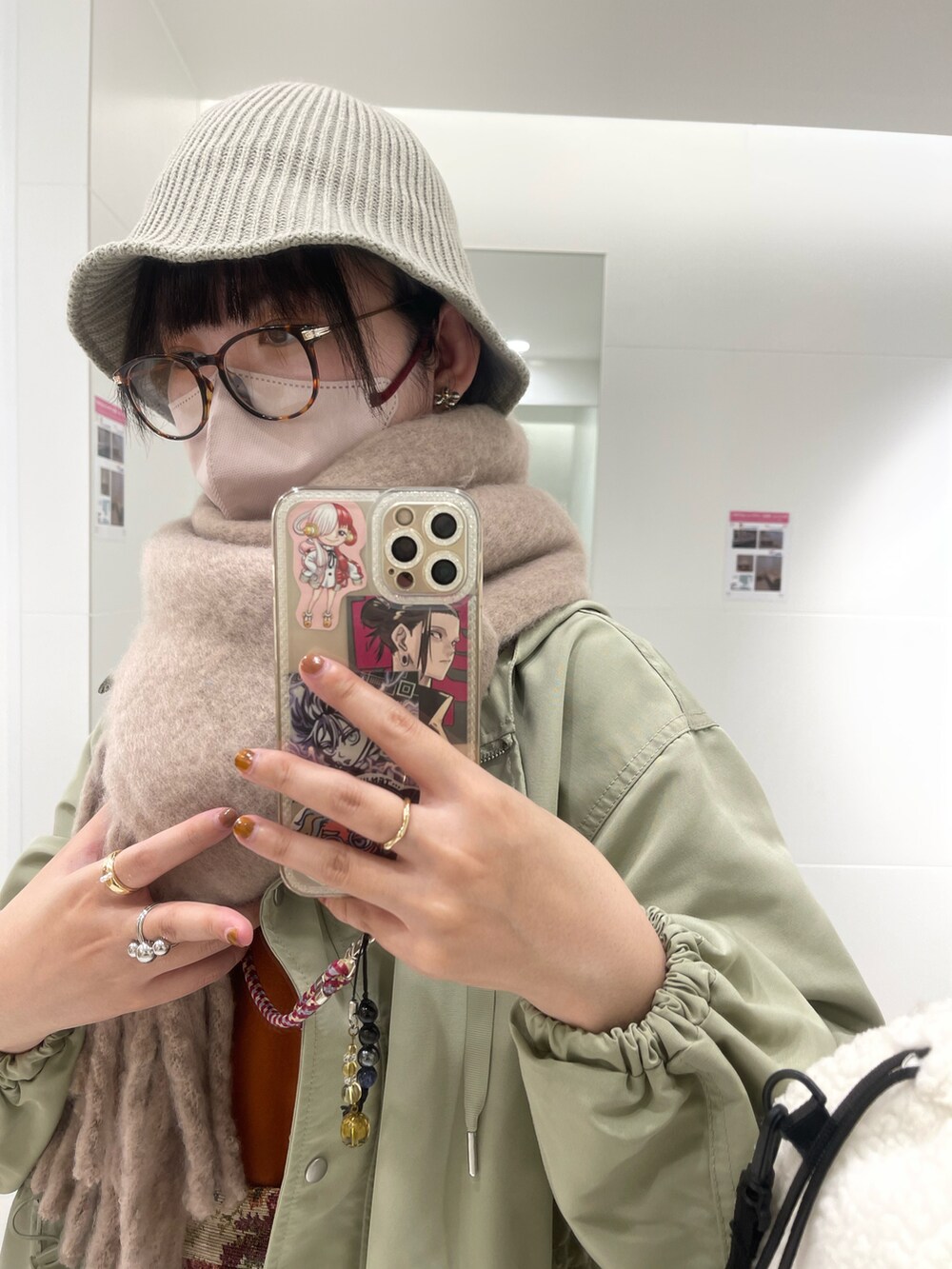 グリーン系のブルゾン、ブラウン系のスウェット、ベージュ系のスカートを着用したレディースの秋コーディネートの2枚目の写真