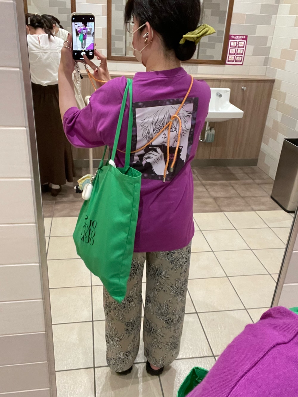 ベージュ系のパンツ、ブラック系のサンダル、パープル系のTシャツ/カットソーを着用したレディースの夏コーディネートの2枚目の写真