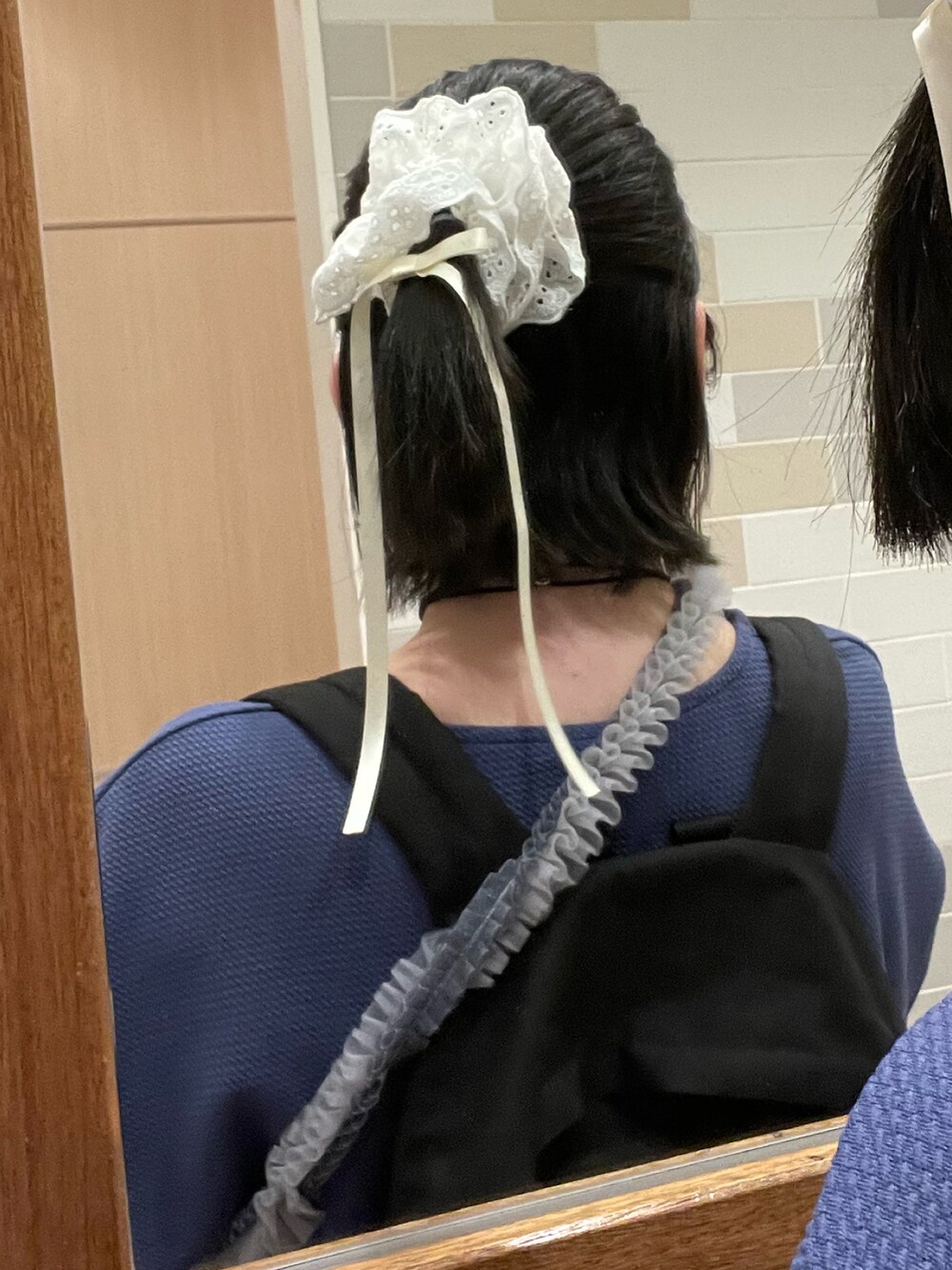 その他のパンツ、ブラック系のドレスシューズ、ブルー系のTシャツ/カットソーを着用したレディースの春コーディネートの2枚目の写真